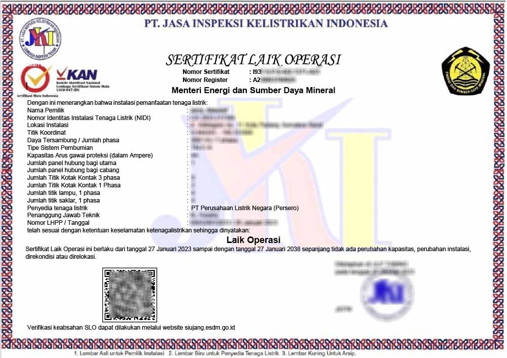 Ilustrasi seseorang menggunakan ponsel untuk layanan PLN